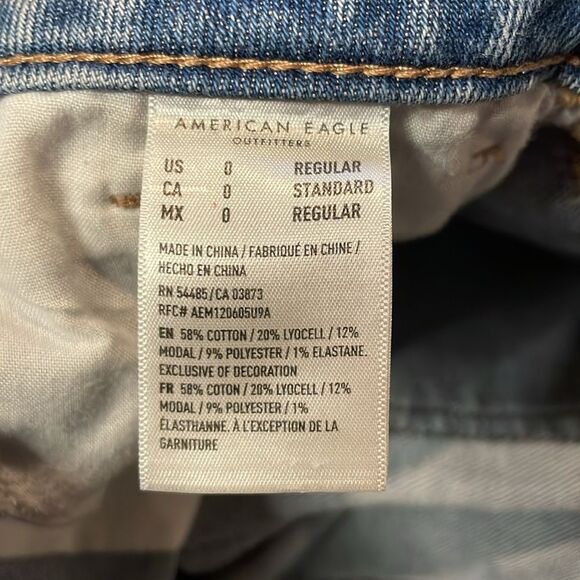 American Eagle- Highest Rise Mom Jean Light Wash Distressed Pockets- Size 0 - Picture 7 of 8